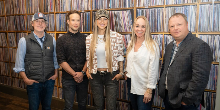 Rising Country Star Alli Walker Signs With RECORDS Nashville